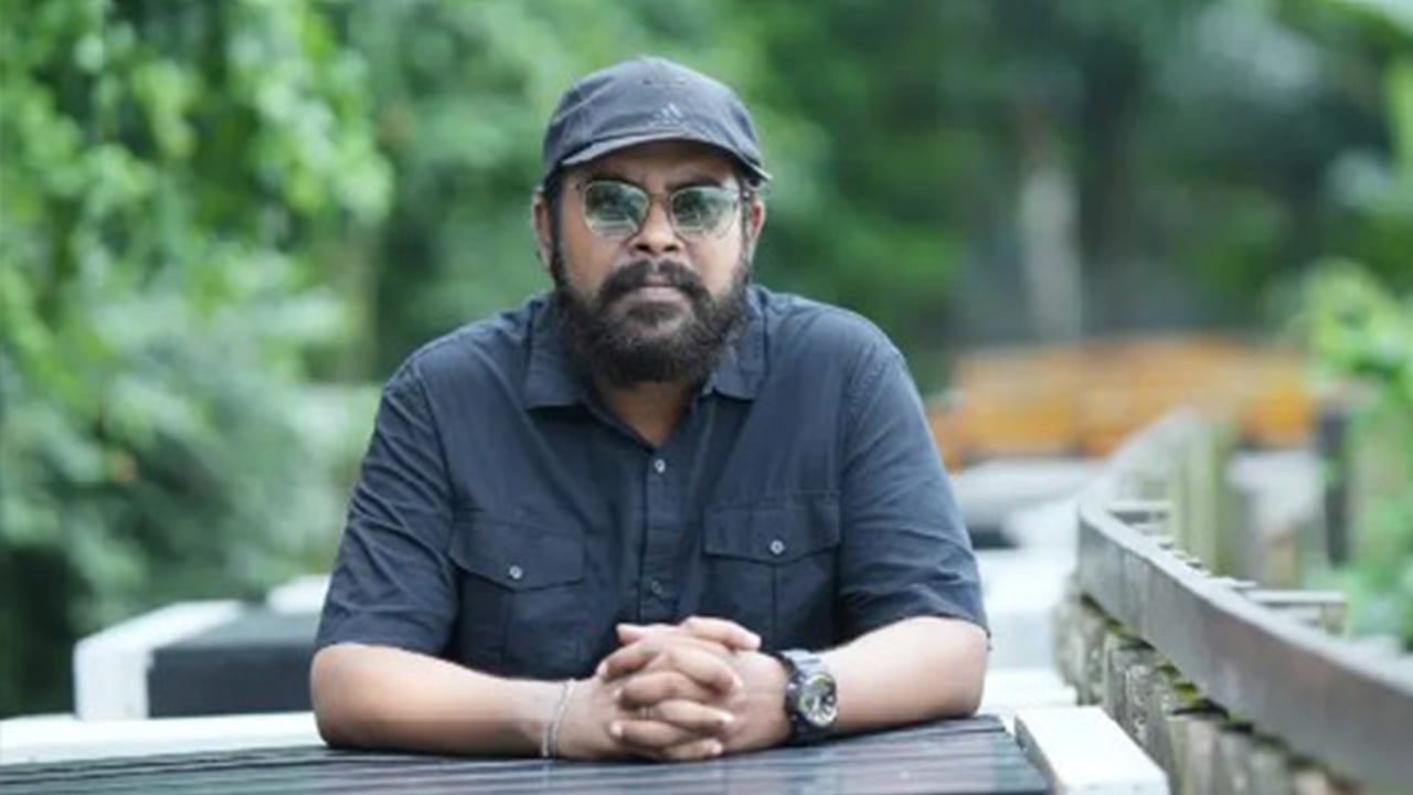 লাকী আখন্দের জন্য লেখা গান গাইলেন তরুণ মুন্সী