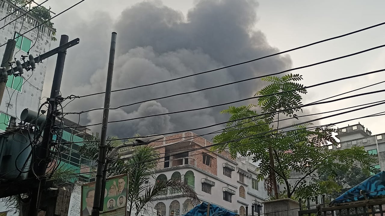 লালবাগে প্লাস্টিকের গোডাউনে আগুন, নিয়ন্ত্রণে ১০ ইউনিট