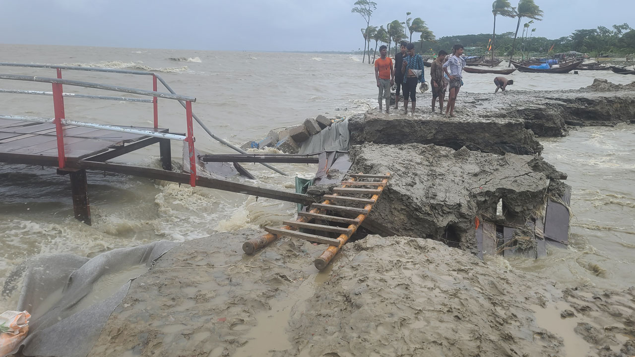 তজুমদ্দিনে স্লুইজগেট এলাকার বাঁধ ভেঙে লোকালয়ে পানি