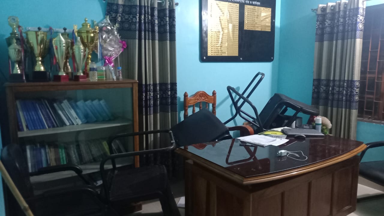 পাটগ্রাম থানায় হামলায় ৮ পুলিশ সদস্য আহত, বিজিবি মোতায়েন