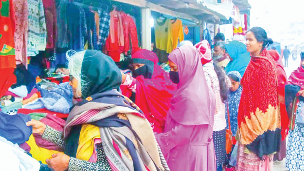 লালমনিরহাটে গরম কাপড় কেনায় শীতার্ত মানুষের ভিড়