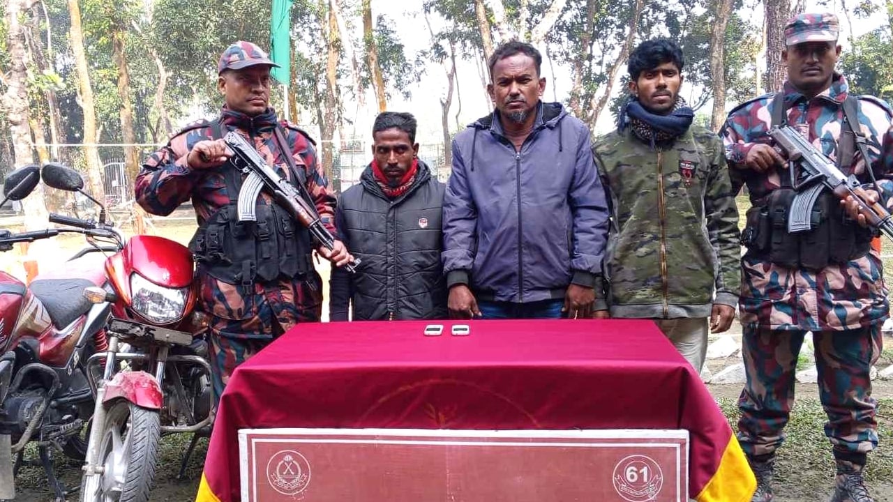 পাটগ্রাম সীমান্তে চোরাচালানকারী চক্রের ৩ সদস্য আটক