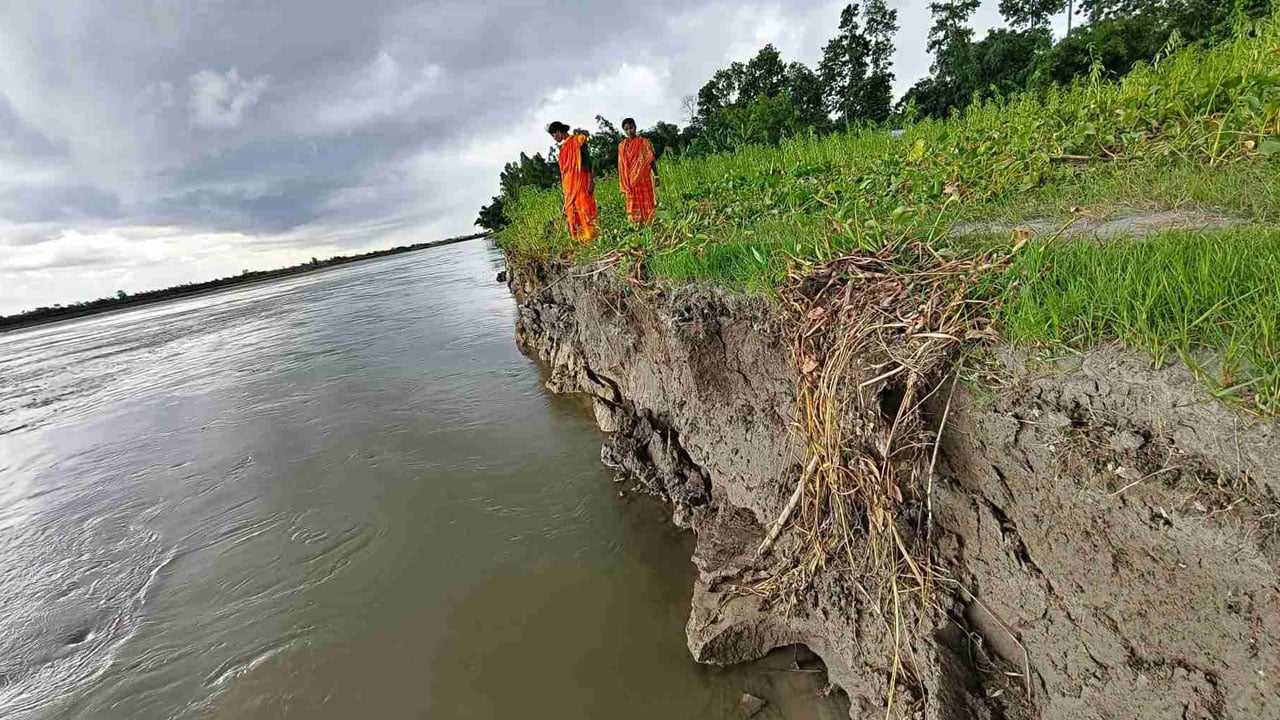 ভাঙনের ভয়াল থাবায় তিস্তা ও ধরলাপারের মানুষ
