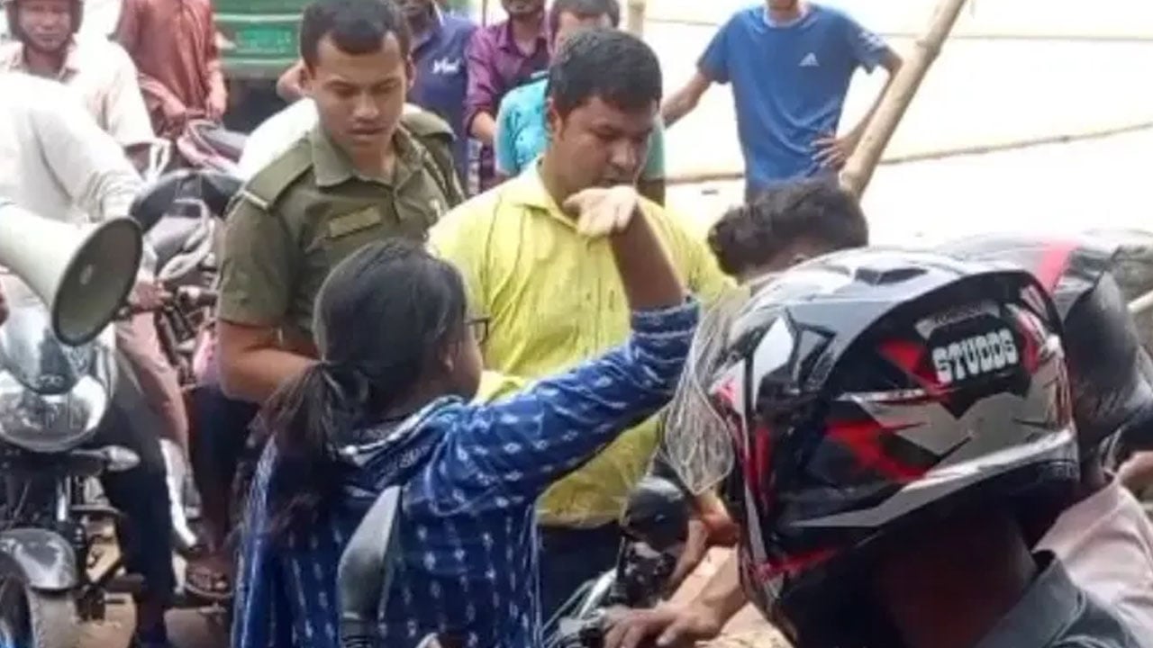 ফুয়েল কার্ডের ছবির সাথে অমিল থাকায় গ্যারেজ কর্মচারীকে ইউএনওর থাপ্পড়