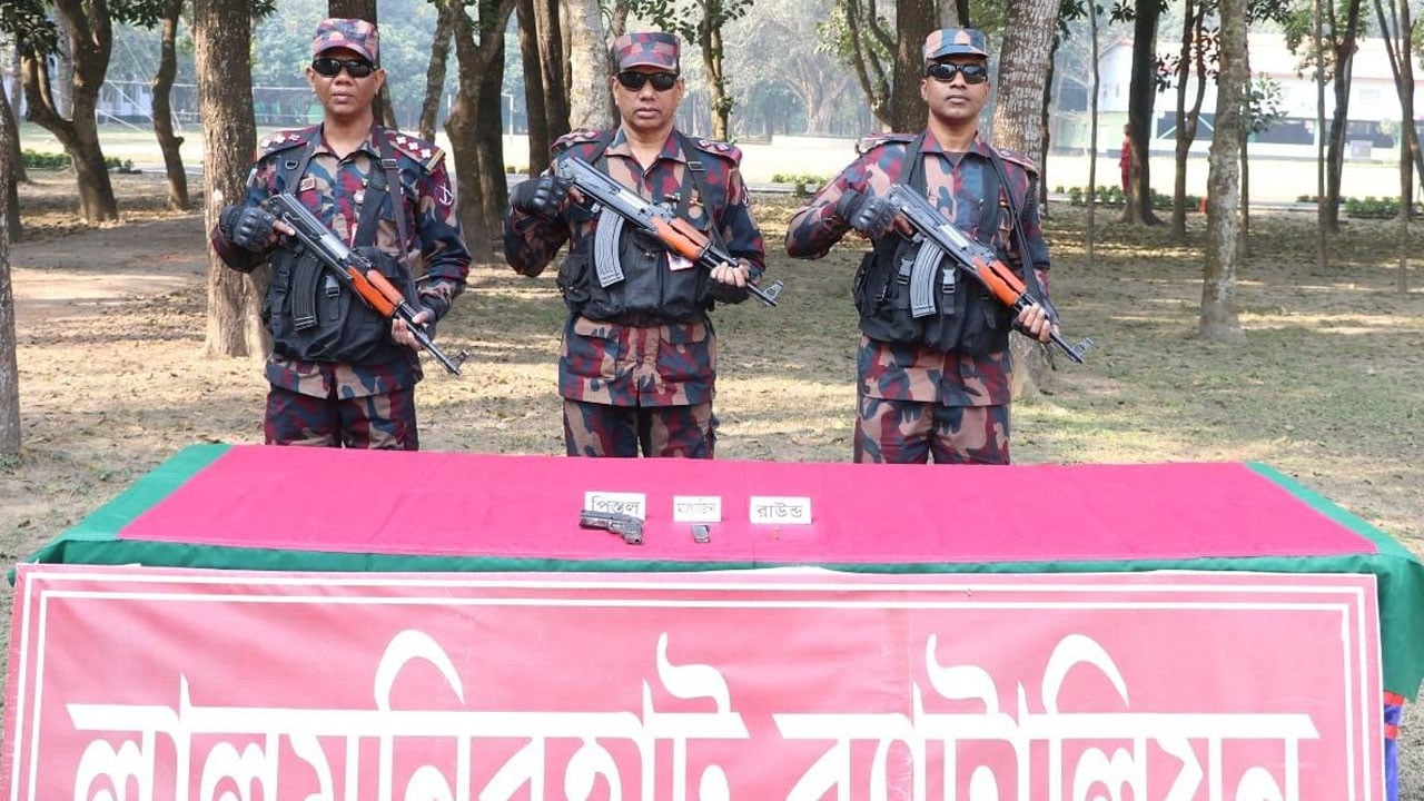 বিজিবির অভিযানে পলিথিনে মোড়ানো বিদেশি পিস্তল উদ্ধার