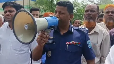 লালমনিরহাটে সারের সিন্ডিকেট ভাঙার দাবিতে কৃষকদের মহাসড়ক অবরোধ