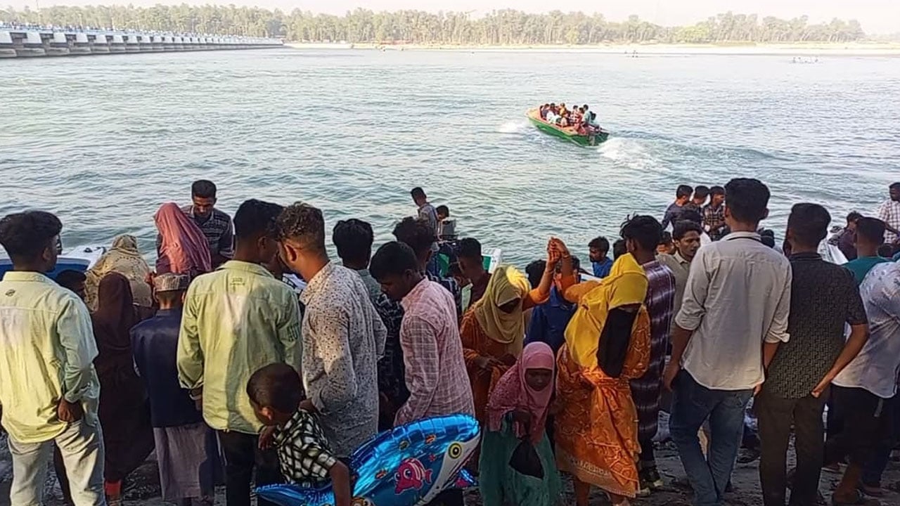 হাতীবান্ধায় তিস্তা ব্যারাজে মানুষের ঢল