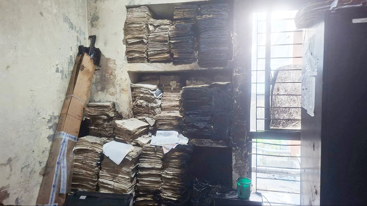 লক্ষ্মীপুরে নির্বাচন অফিসে দুর্বৃত্তদের আগুন