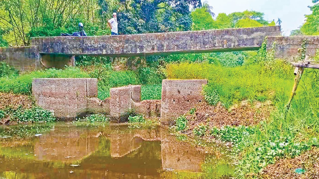 কোটি টাকার স্লুইস গেট এখন রামগঞ্জবাসীর গলার কাঁটা