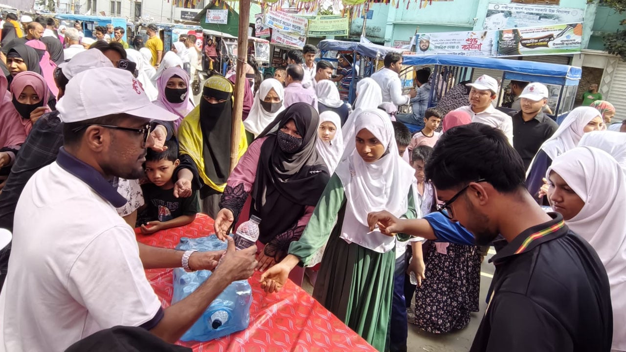 তৃষ্ণা মেটাতে পরীক্ষার্থীদের হাতে ছাত্রদলের পানি বিতরণ