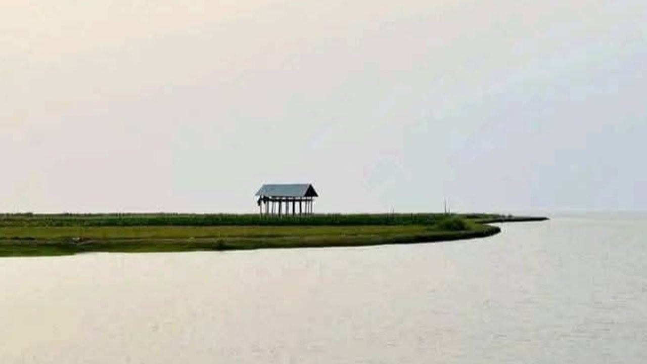 মেঘনায় আটকা দেড়শতাধিক পর্যটক, পাঁচ ঘণ্টা পর উদ্ধার