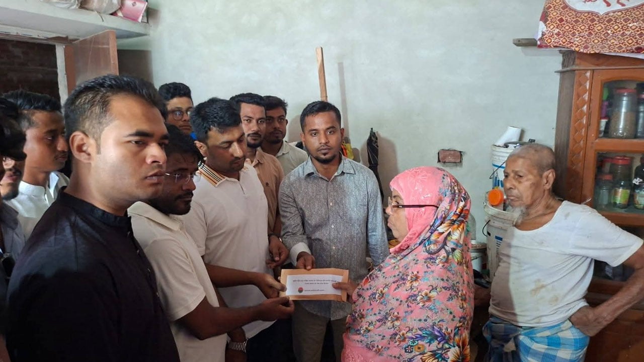 শহীদ পরিবারের মাঝে প্রধানমন্ত্রীর উপহার পৌঁছে দিল ছাত্রদল
