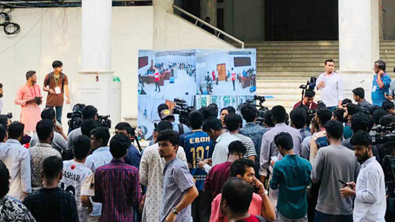 এলইডি স্ক্রিনে দেখছেন ভোট গণনা