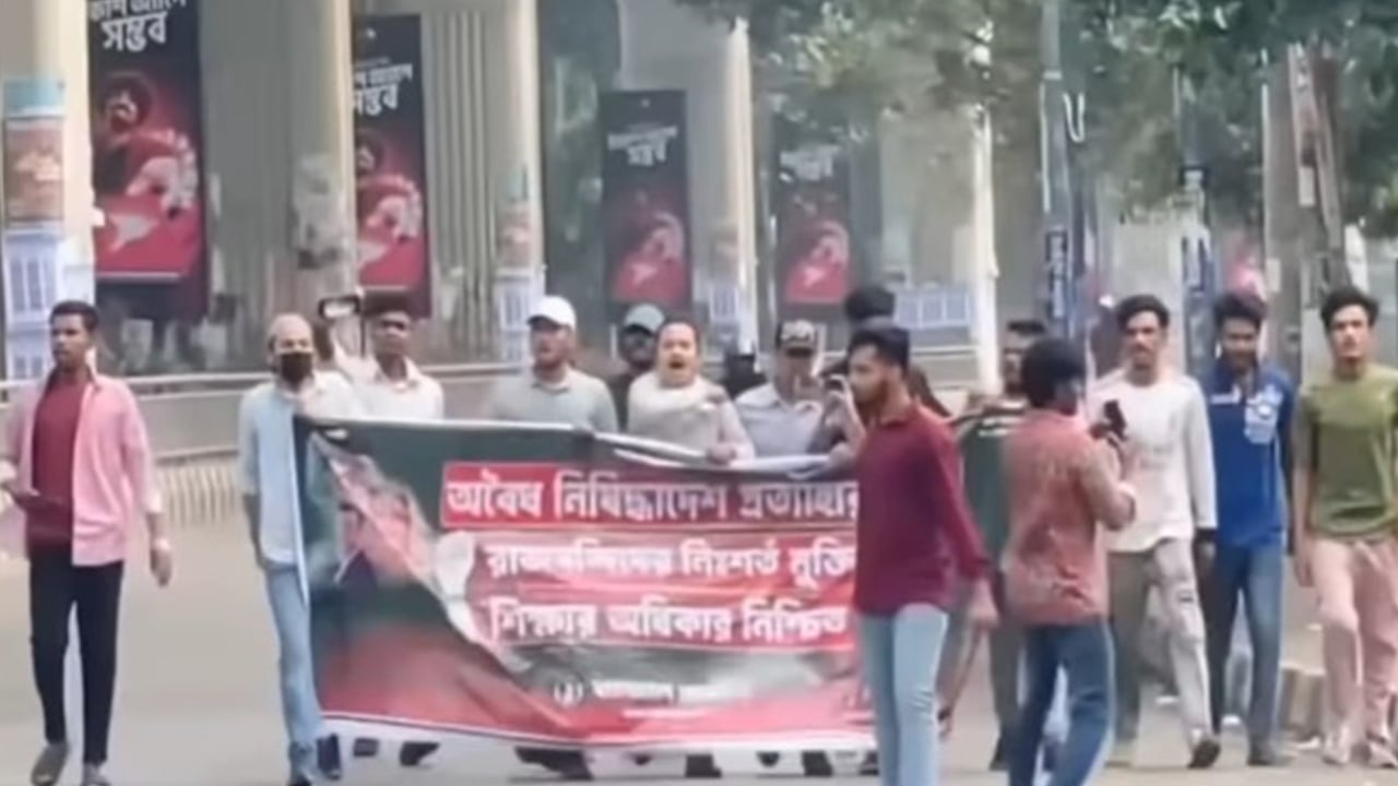 ঢাবিতে ঝটিকা মিছিল করে আটক ২ ছাত্রলীগ নেতা