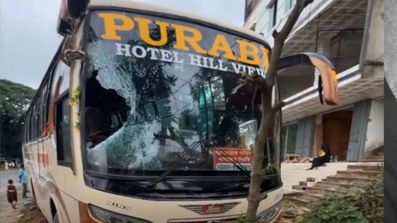লোহাগাড়ায় দুই বাসের সংঘর্ষ, কলেজ ছাত্রী নিহত
