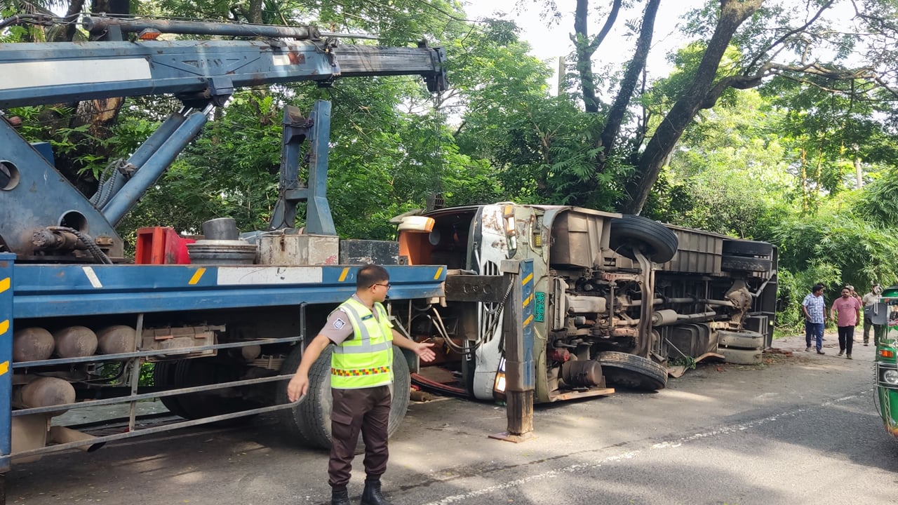 যাত্রীবাহী বাস নিয়ন্ত্রণ হারিয়ে গাছের সঙ্গে ধাক্কা, আহত ১০