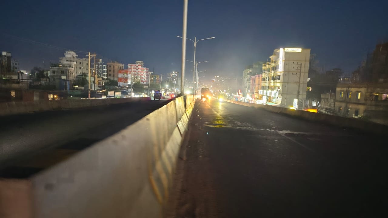 খুঁটি আছে বাতি নেই, রাতের নিস্তব্ধতায় ভয়ংকর সড়ক