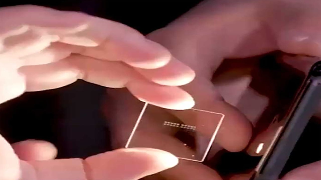 ছোট্ট কাচের টুকরোয় জমা থাকবে হাজার বছরের তথ্য