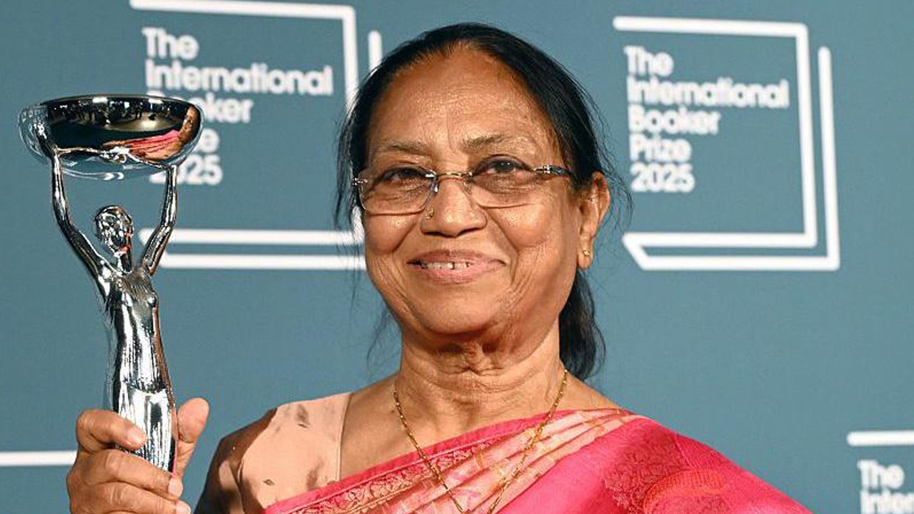 বুকার পুরস্কার পেলেন ভারতীয় লেখক বানু মুশতাক