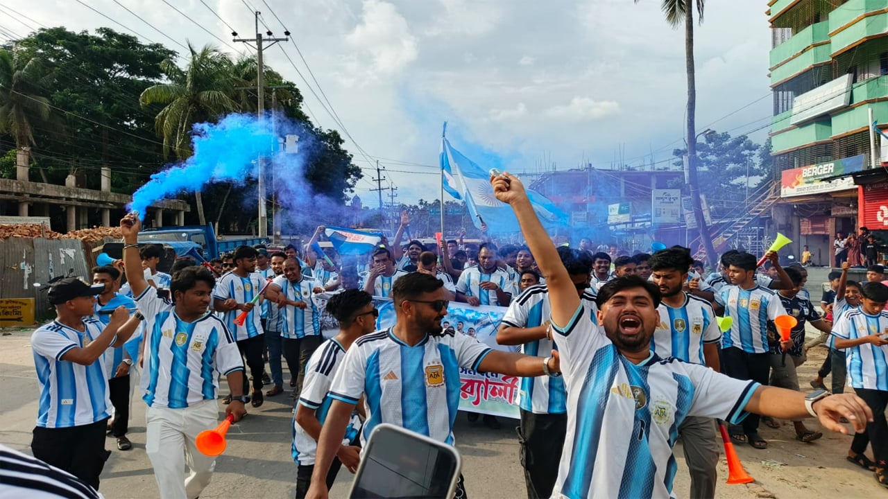 লক্ষ্মীপুরে আর্জেন্টিনা সমর্থকদের বর্ণাঢ্য আনন্দ র‍্যালি