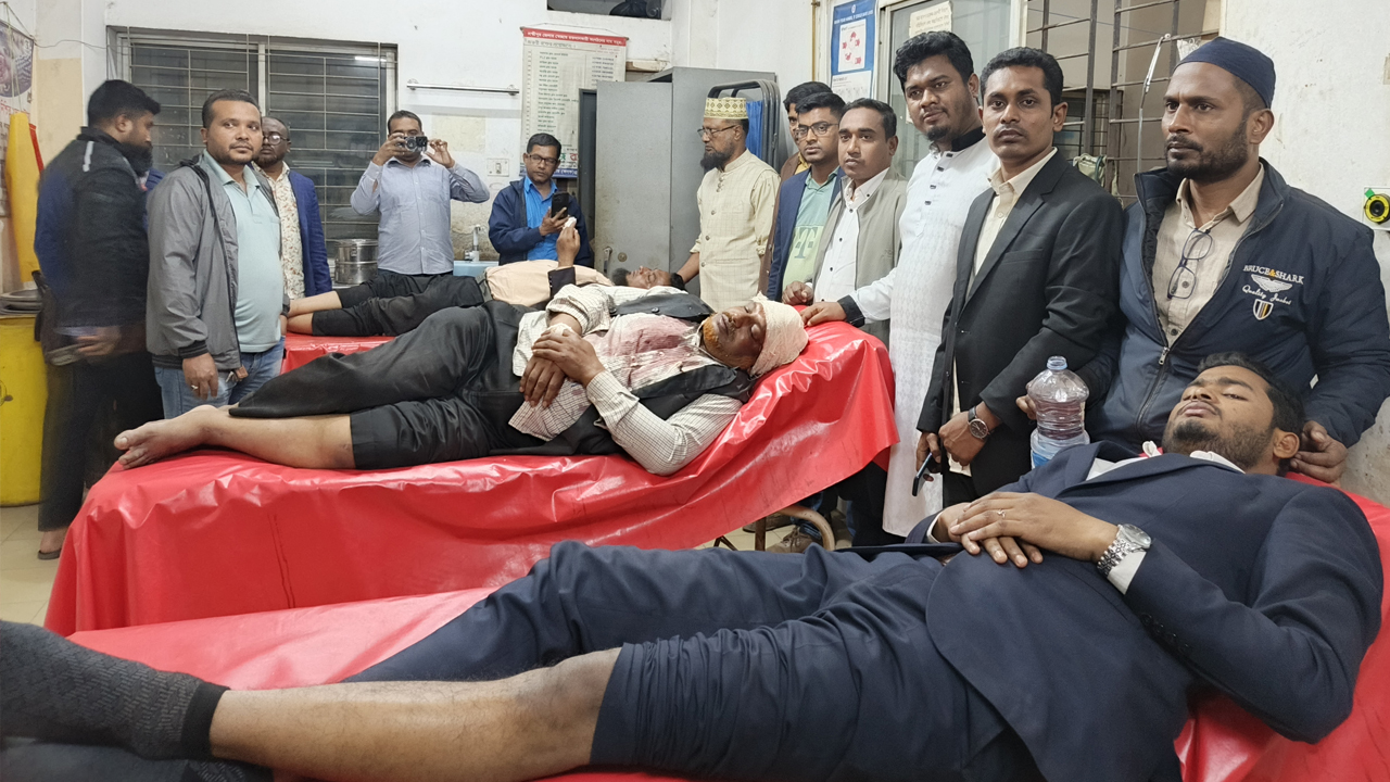 লক্ষ্মীপুরে সাংবাদিকের উপর হামলা-গুলি, আহত ৩
