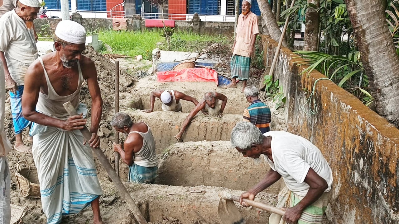 পাশাপাশি চিরনিদ্রায় শায়িত ৪ জন