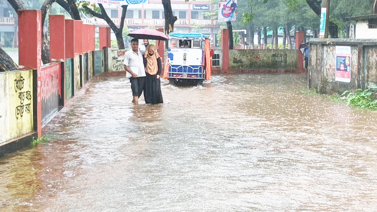 লক্ষ্মীপুরে টানা বর্ষণে জলাবদ্ধতা, জনদুর্ভোগ চরমে