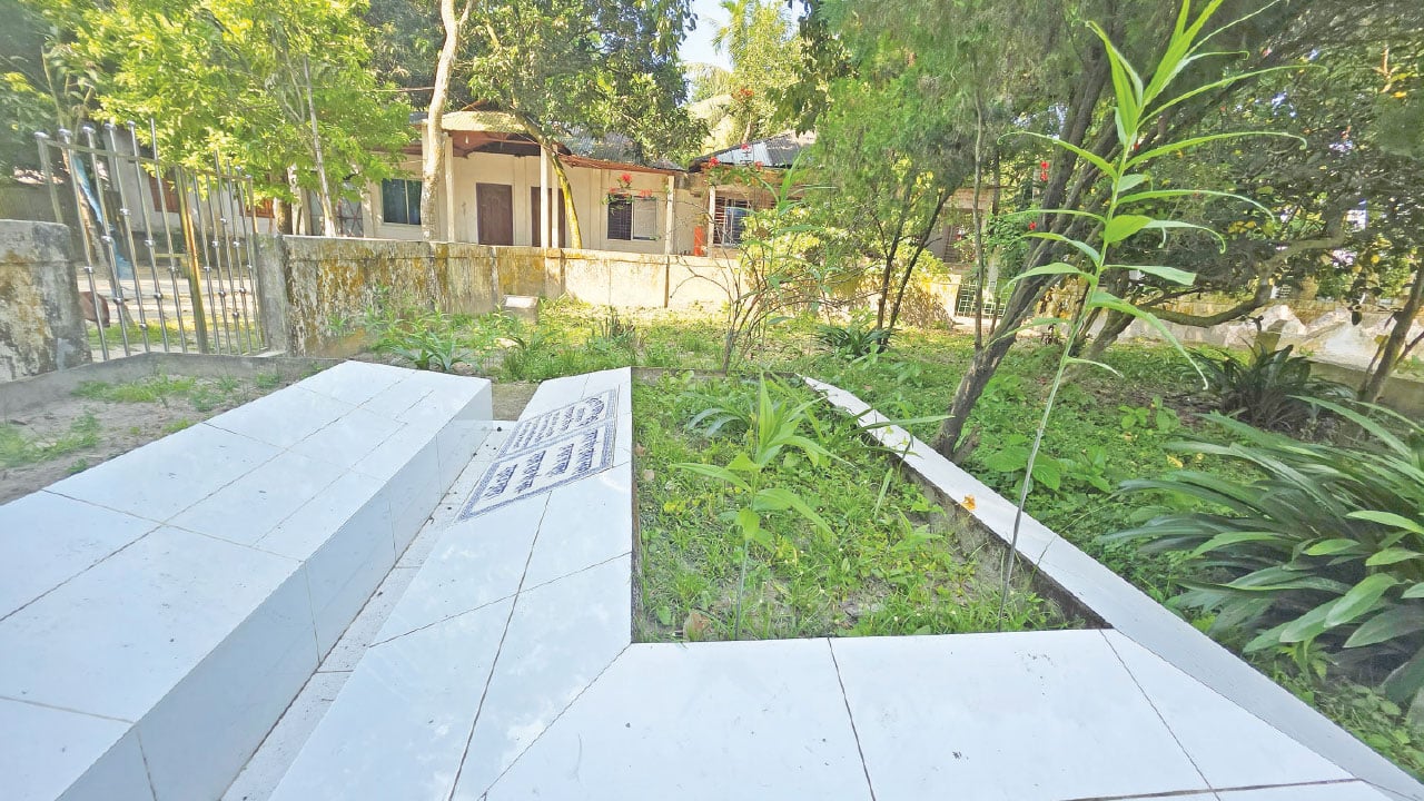 ‘স্বর্গ-নরক’খ্যাত কবির বাড়ি অযত্ন অবহেলায় ধ্বংসপ্রায়