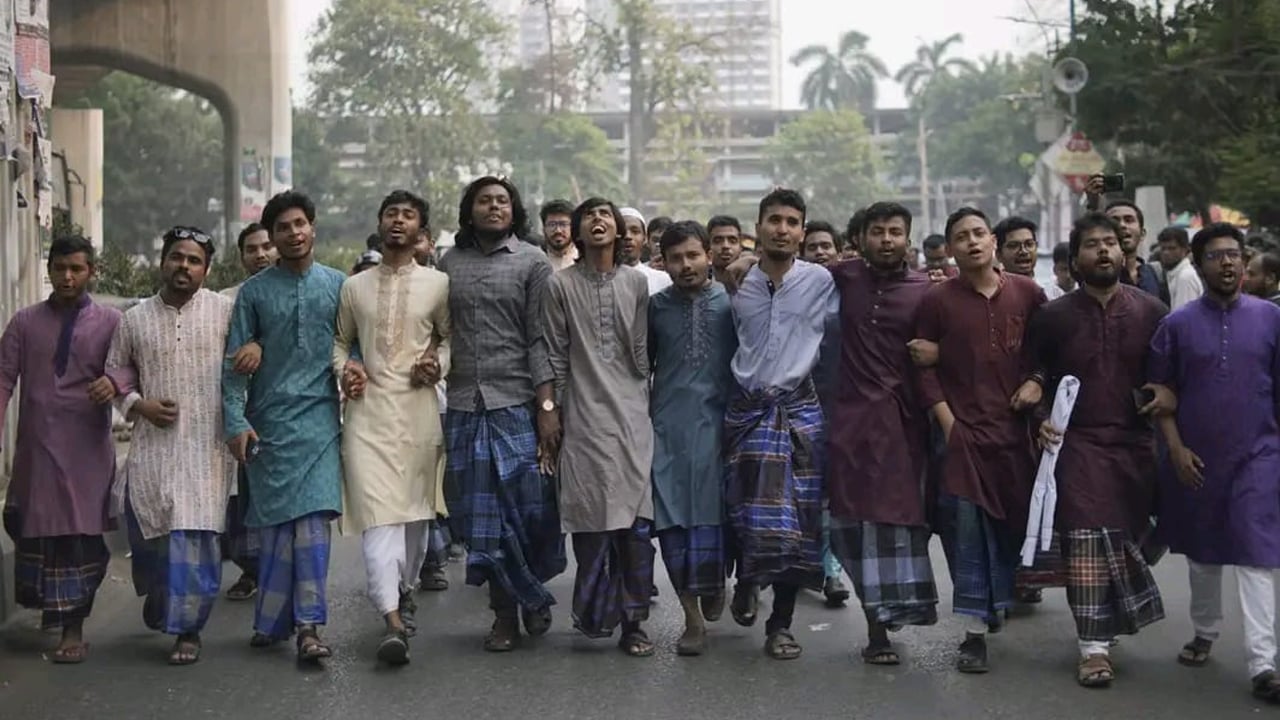পহেলা বৈশাখে ঢাবিতে লুঙ্গি মিছিল