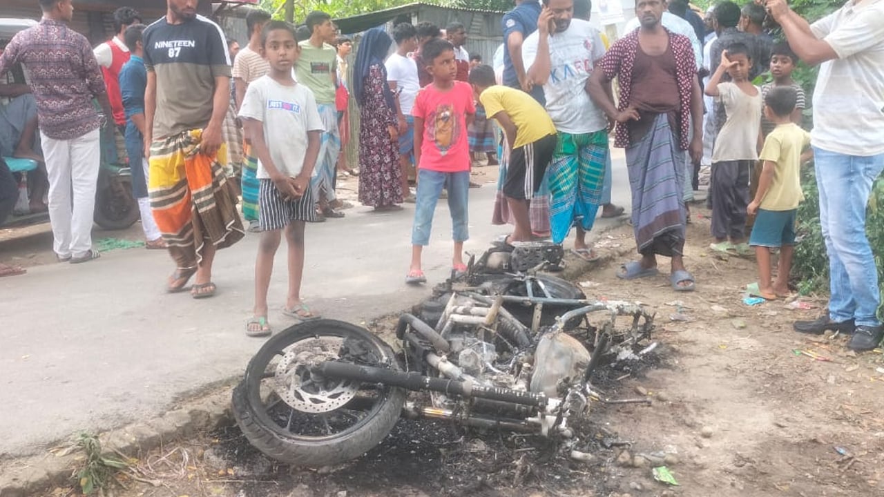 গজারিয়ায় পূর্ব শত্রুতার জেরে যুবককে মারধর, মোটরসাইকেলে আগুন