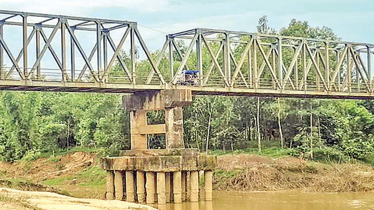 অবৈধভাবে বালু উত্তোলনে বেইলি সেতু এখন মরণফাঁদ 