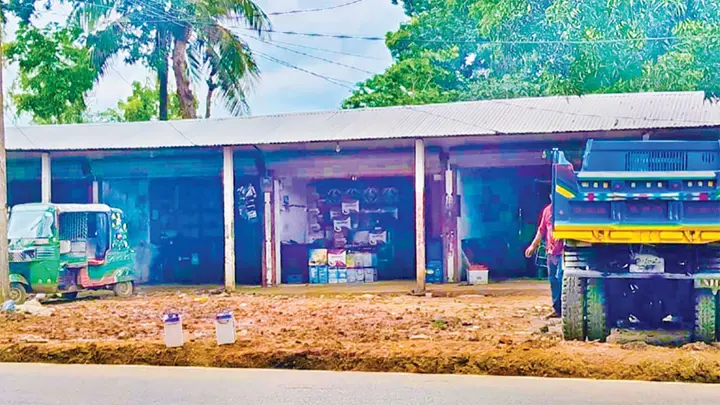 দখল হয়ে যাচ্ছে সওজের জায়গা, নির্মিত হচ্ছে মার্কেট