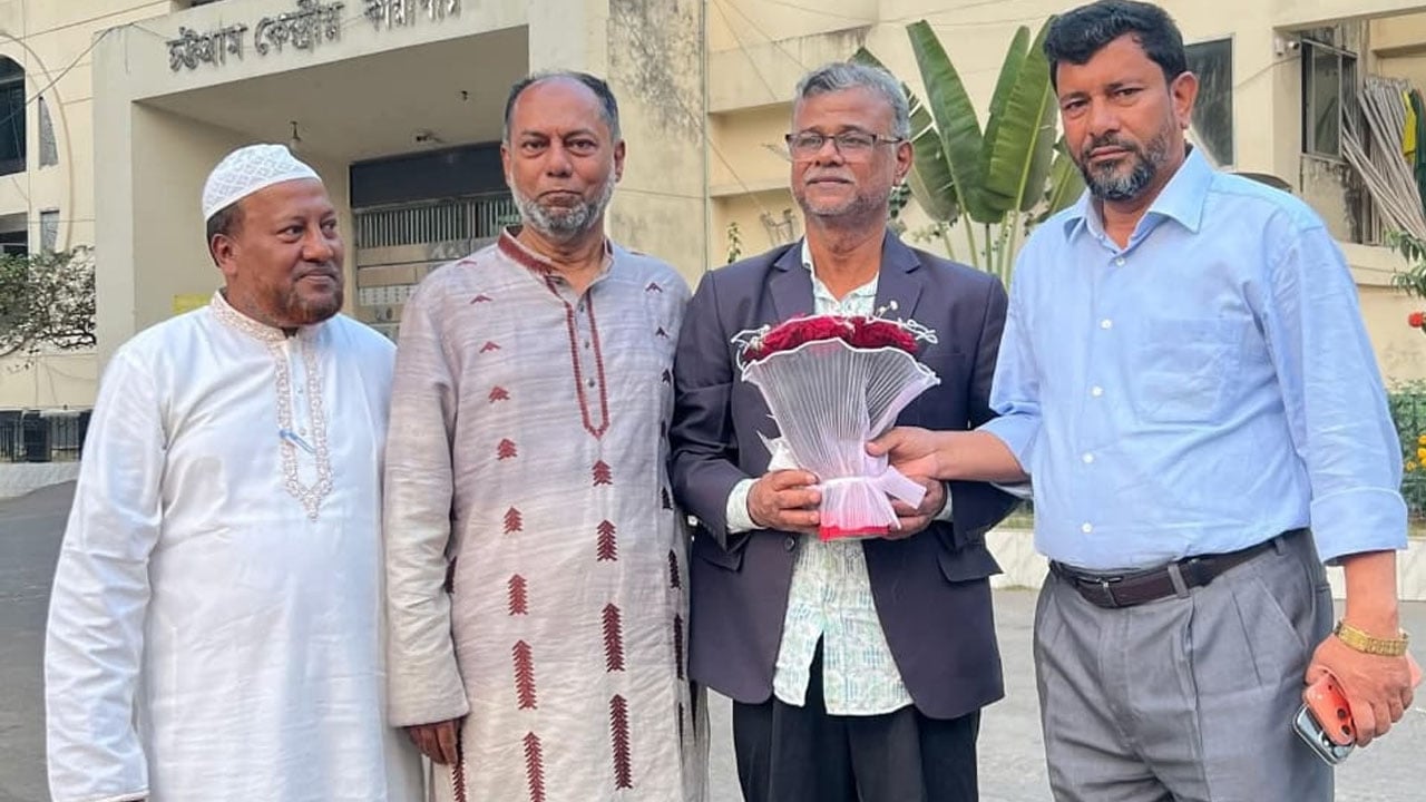 আ.লীগ নেতাকে কারা ফটকে ফুলেল শুভেচ্ছা জানালেন বিএনপি নেতা