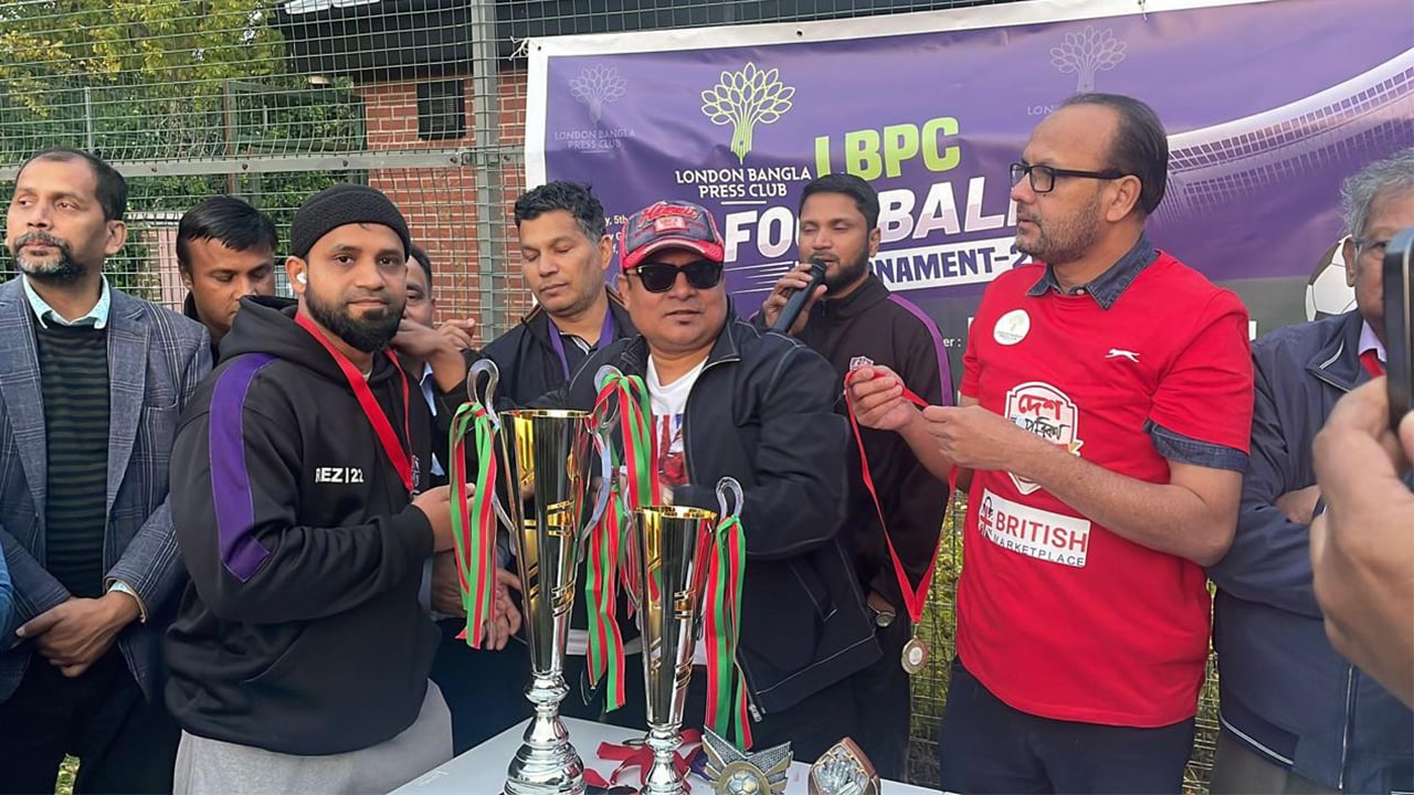 লন্ডনে ফুটবল টুর্নামেন্টের পুরস্কার বিতরণ অনুষ্ঠানে বাসস চেয়ারম্যান