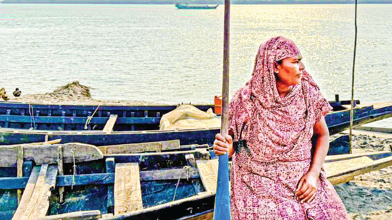 বাঘ-কুমিরের সঙ্গে লড়াই করেই বাঁচছেন মাহফুজা