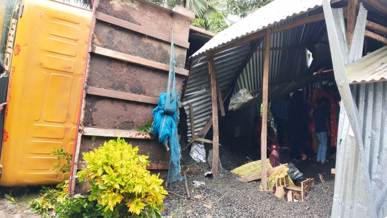 ঘরের ওপর পাথরবোঝাই ট্রাক পড়ে শিশুর মৃত্যু