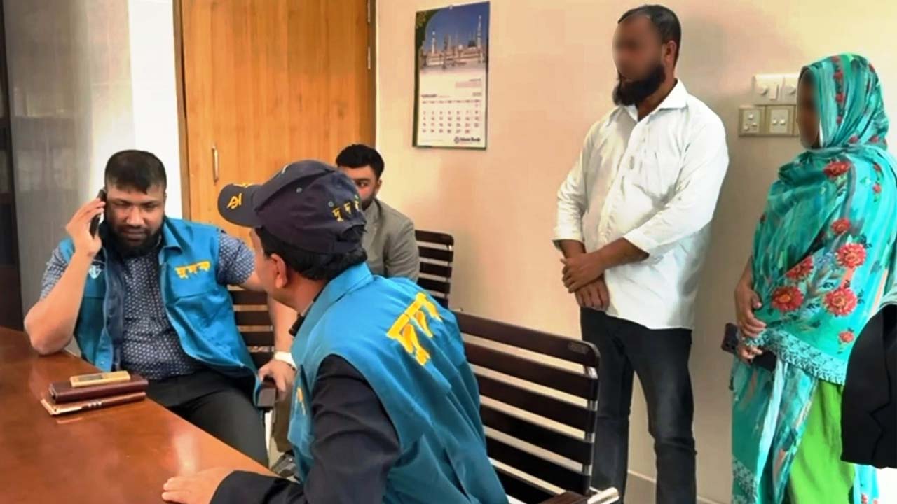 মাদারীপুরে পাসপোর্ট অফিসে দুদকের অভিযান, আটক ১