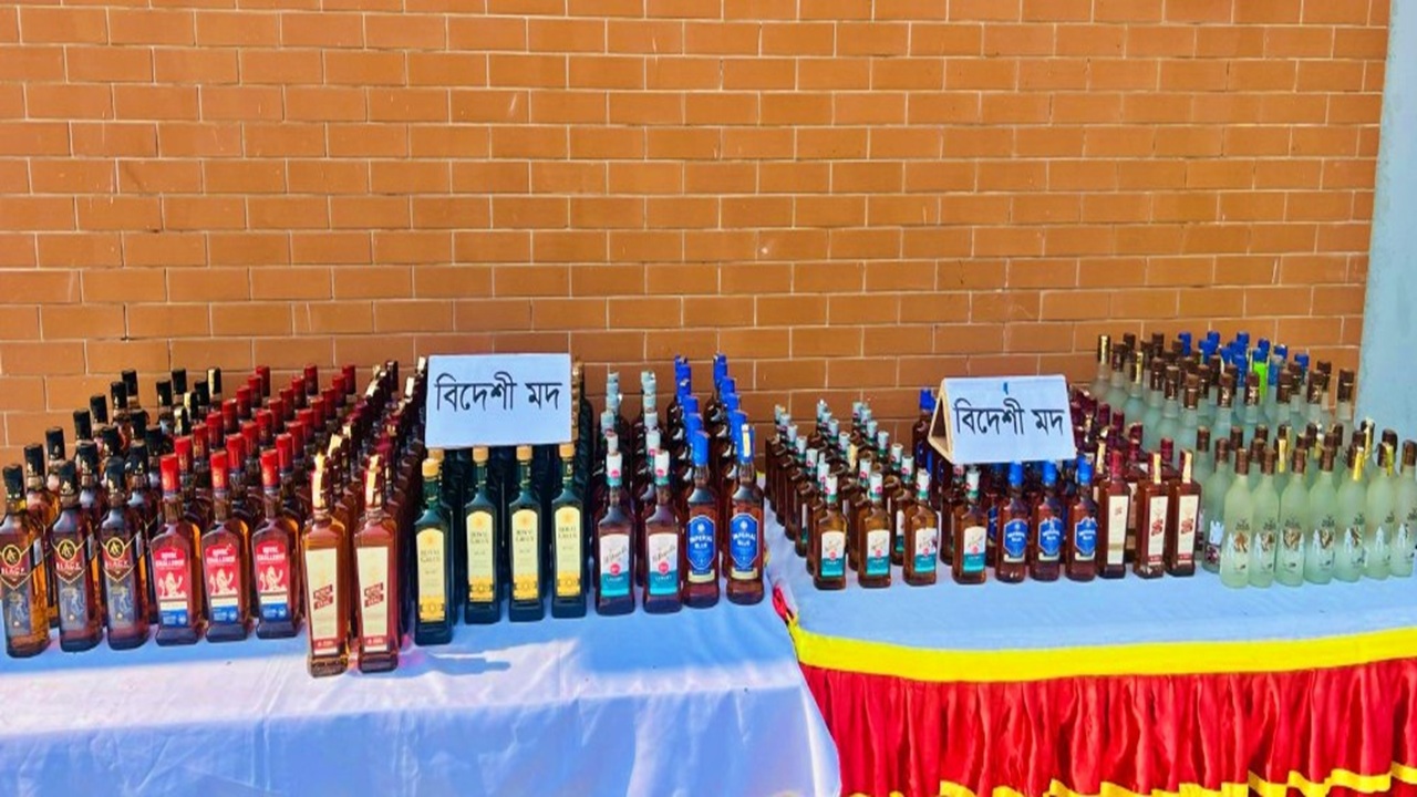 ময়মনসিংহে সাড়ে ৪ লাখ টাকার বিদেশি মদসহ গ্রেপ্তার ১