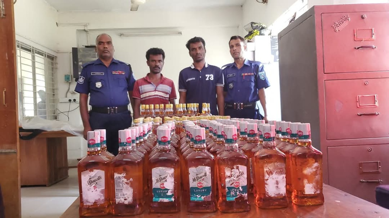 বালাসীঘাটে বিপুল পরিমাণ বিদেশি মদসহ আটক যুবক