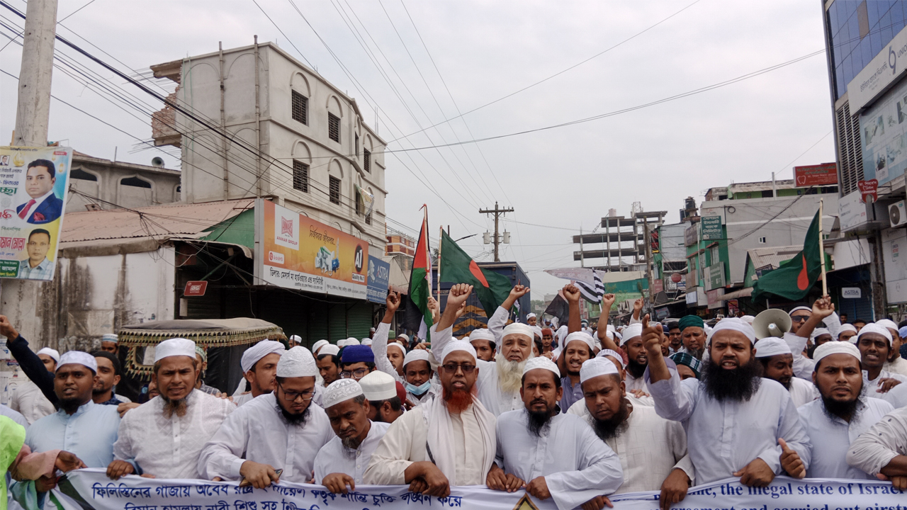 ফিলিস্তিনে ইসরায়েলি গণহত্যার প্রতিবাদে শিবচরে বিক্ষোভ