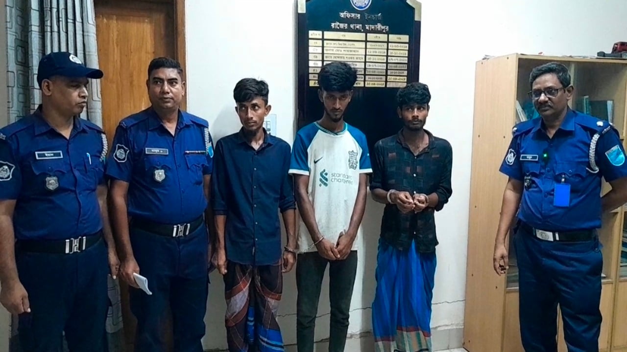 কুমার নদ থেকে অবৈধভাবে বালু উত্তোলন, তিনজনকে কারাদণ্ড