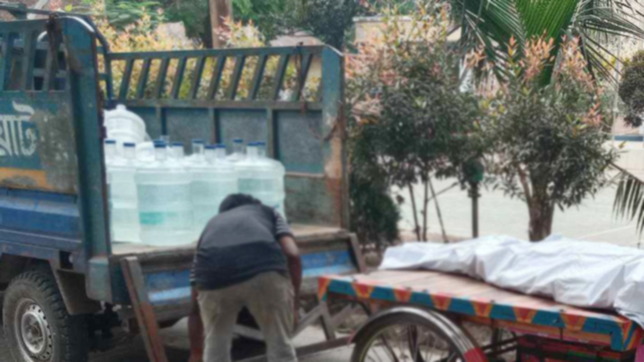 ঘরে মিলল স্ত্রীর ঝুলন্ত লাশ, স্বামী লাপাত্তা