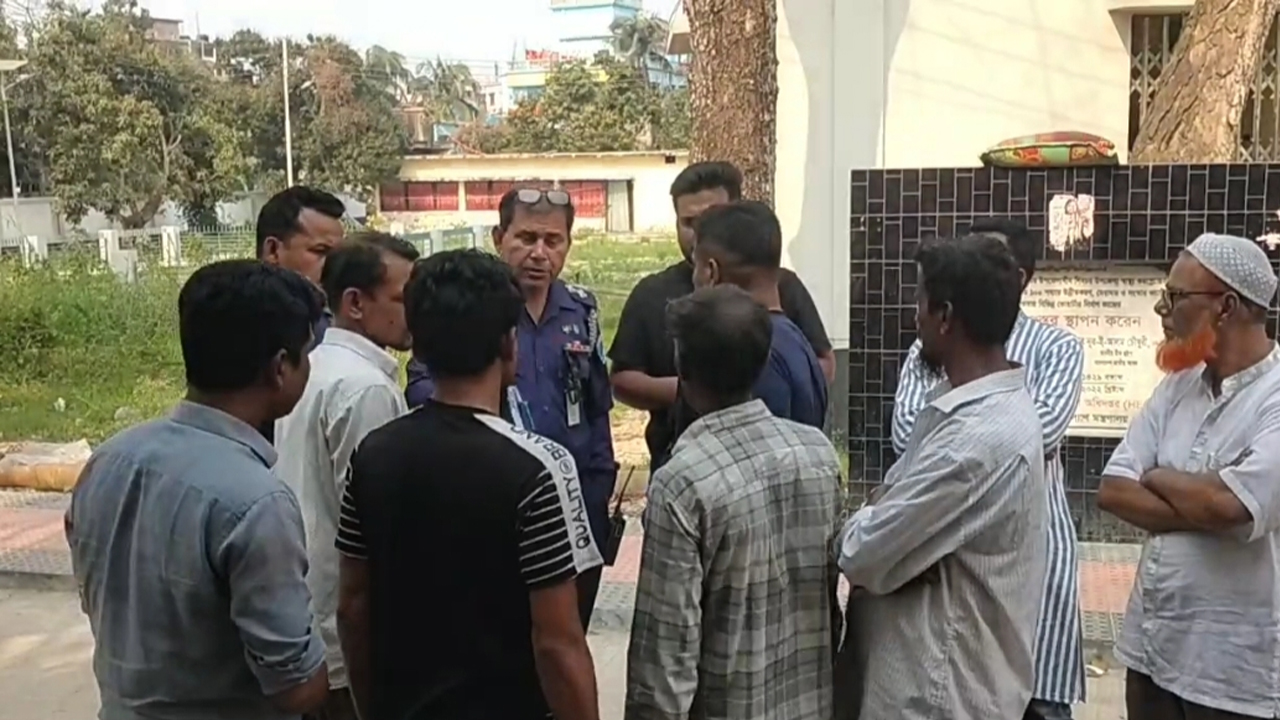 রাস্তা পার হতে গিয়ে লাশ হলেন বৃদ্ধা