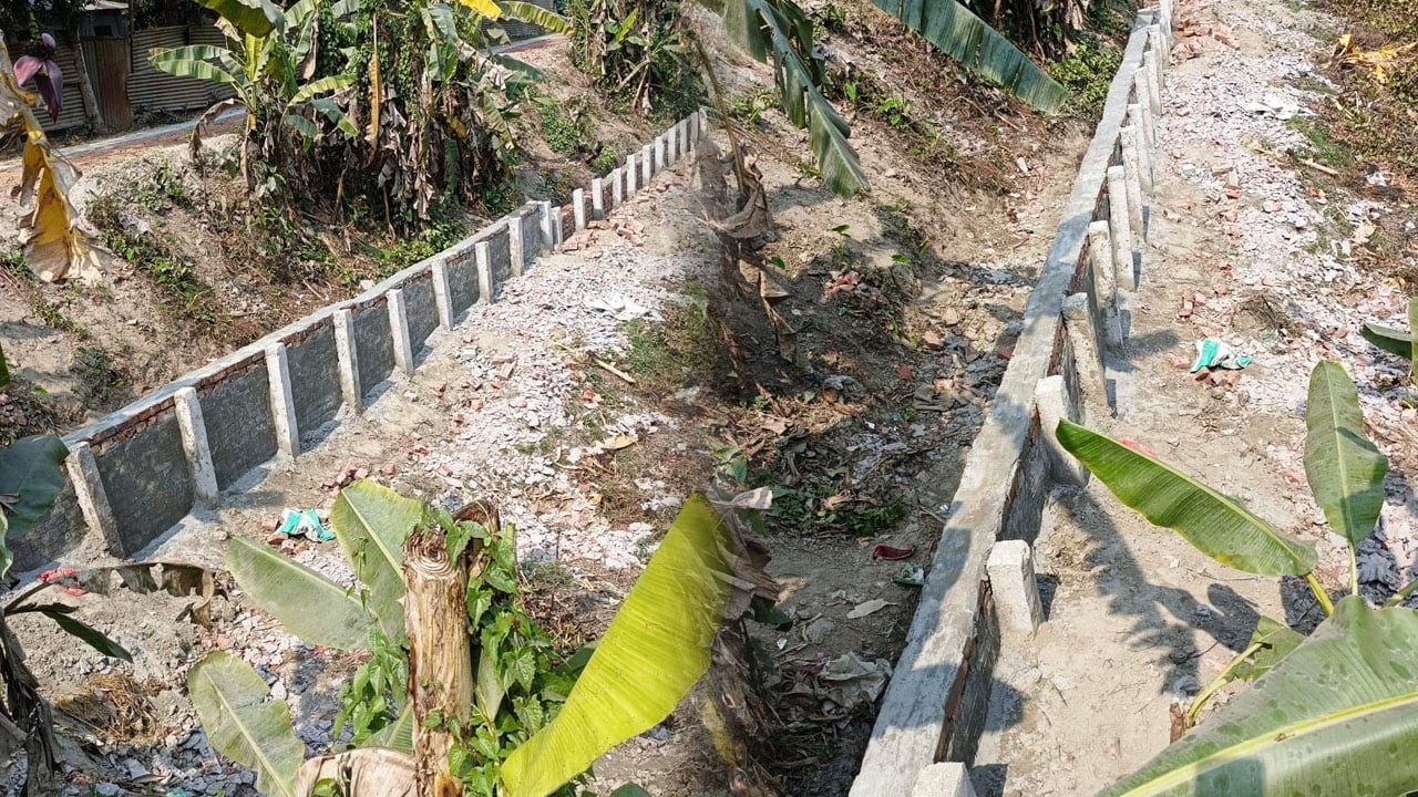 অভিযোগে বদলে গেলো গাইড ওয়াল নির্মাণ