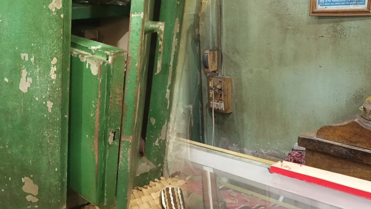 পাহারাদারকে বেঁধে ছয় দোকানে ডাকাতি, স্বর্ণালংকারসহ নগদ টাকা লুট