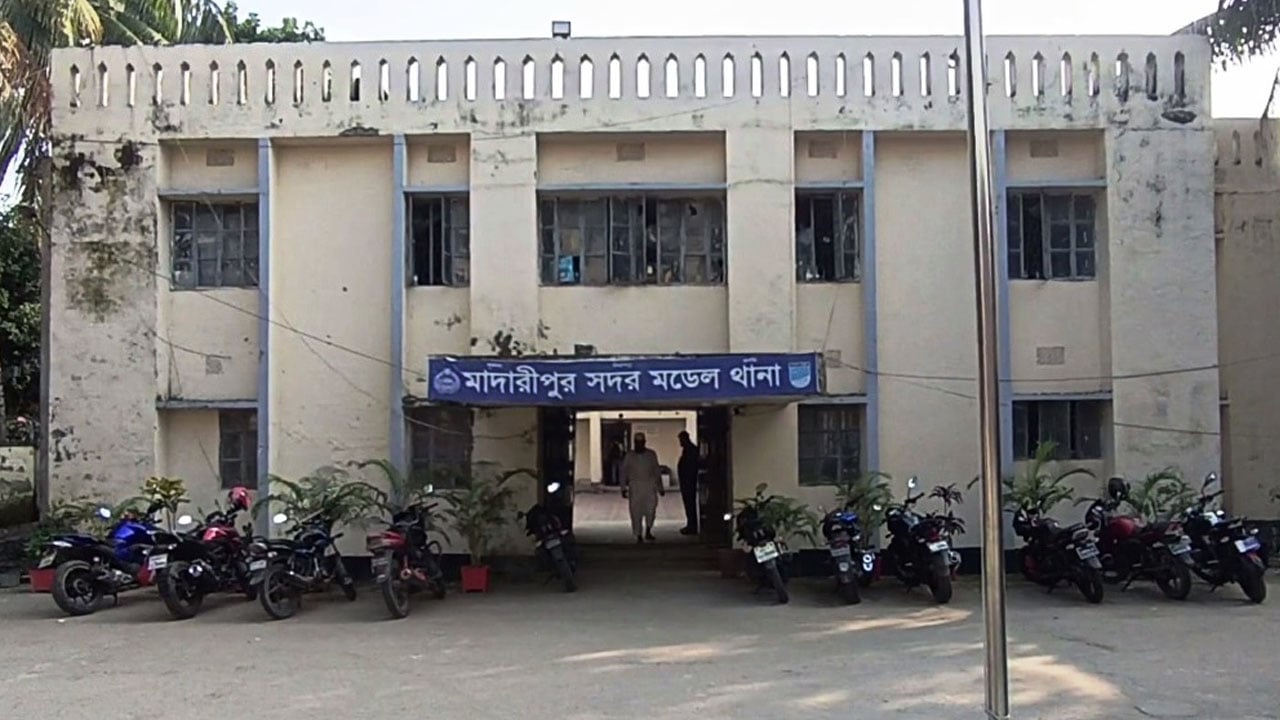 মাদারীপুরে তিন ভাইকে কুপিয়ে হত্যা: ৪৯ জনের নামে মামলা
