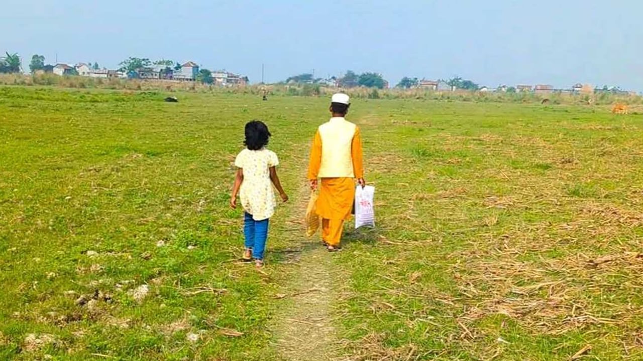 বর্ষা মৌসুমে এ রাস্তাগুলো চলচলের অনুপযোগী থাকায় অধিকাংশ শিশুই নিয়মিত বিদ্যালয়ে যেতে পারে না। ছবি: আমার দেশ