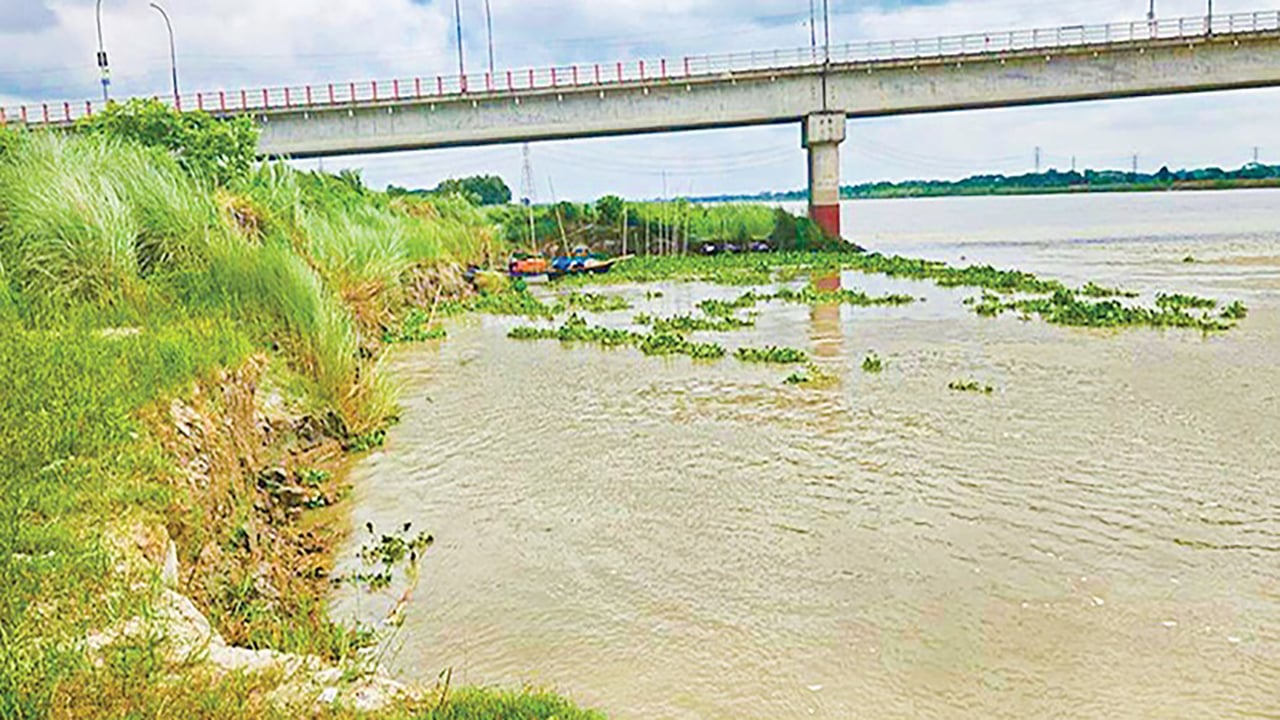 আড়িয়াল খাঁর ভাঙনে ঝুঁকিতে শতকোটি টাকার সেতু