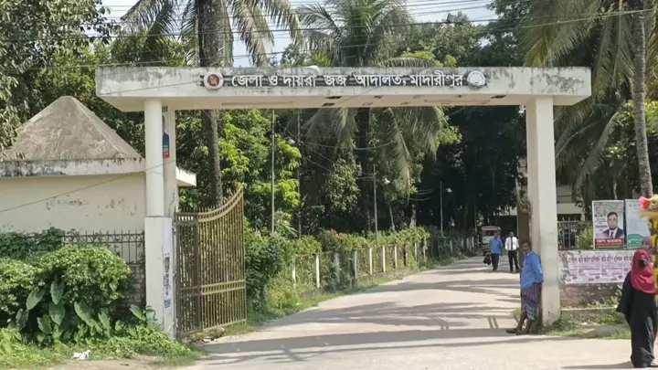 মাদারীপুরে এক যুগ পর হত্যা মামলায় তিন ভাইয়ের যাবজ্জীবন