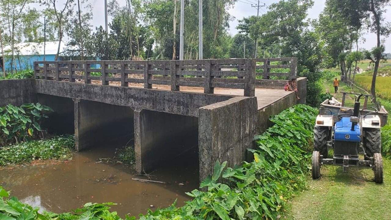 ব্রিজ নির্মাণের ২০ বছরেও হয়নি সংযোগ সড়ক
